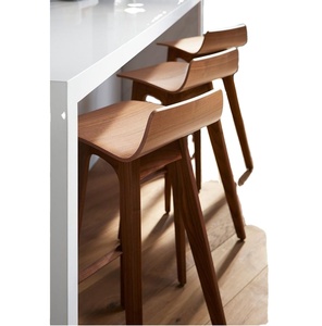 Simples Madeira Sólida Lazer Cadeira de Bar Alta Tamborete de Bar 2023 Design Moderno Bistro Cafe Home Hotel Tall Counter Stool Móveis