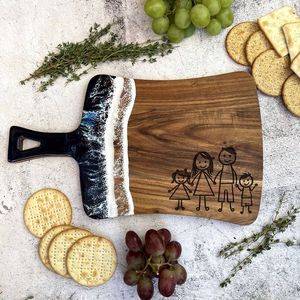 Planche à découper élégante en bois et résine avec fusion de résine d'agate, écologique, style vintage, taille et couleur personnalisables - Product Image 4
