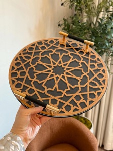 Plateau noir avec design doré et verre au look élégant parfait pour servir la vanité décorative et le présentoir de table festif - Product Image 6