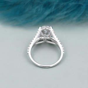 Anillo de compromiso de oro blanco con tallo dividido y corte ovalado, con halo oculto, diseño único de anillo de diamantes - Product Image 2