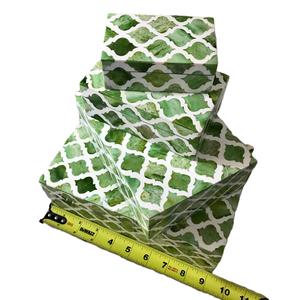 Caja de almacenamiento de joyería con incrustaciones de hueso verde teñido hecho a mano, organizador decorativo de resina y MDF para accesorios y recuerdos - Product Image 1