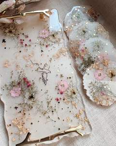 Bandeja de servicio de resina epoxi de moda para una organización de cocina vibrante y configuraciones coloridas de entretenimiento en el hogar - Product Image 1