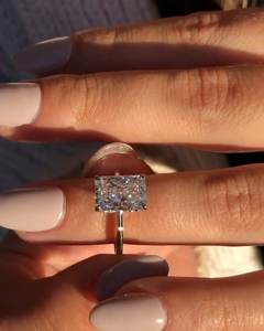 Anillo de Compromiso con Diamante Cultivado en Laboratorio, Corte Radiante, Oro Amarillo de 14 Quilates, Certificado IGI, Lujoso Anillo de Mujer con Engaste de Puntas, Moderno - Product Image 2