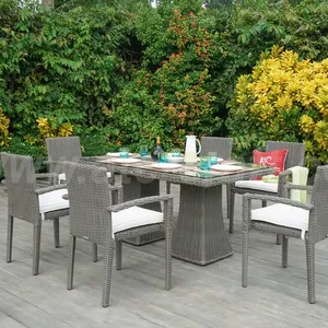 经典餐具，配有柳条聚藤条和铝框架，适合户外花园使用或家庭家具