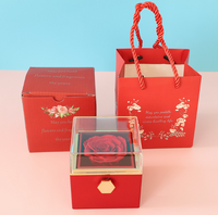 Nouvelle boîte à bijoux de luxe élégante en acrylique avec fleur éternelle carrée, rose violette, boîte cadeau rotative, collier rose éternelle, Saint-Valentin