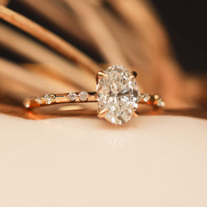 Bague de mariage Moissanite à coupe ovale 1.98 TC fabriquée à la main avec des accents ronds flottants et un design de solitaire intemporel pour les fiançailles - Product Image 4