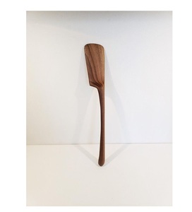 Serveur de gâteau en métal fini élégant fait à la main avec des détails complexes pour les restaurants de boulangeries haut de gamme et les services de restauration - Product Image 3