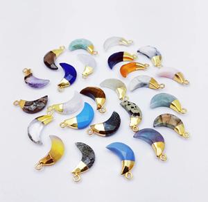 Multi color piedra preciosa galvanizada media luna tallada D media luna piedra colgante encantos - Product Image 1