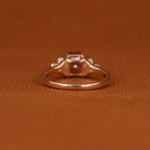 Bague de fiançailles tendance en or jaune plaqué or 18 carats certifiée IGI, sertie de diamants de laboratoire taille radiant de 2,0-2,5 carats, personnalisable - Product Image 5