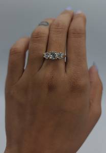 Anillo de Oro Blanco de 14K con Diamante Cultivado en Laboratorio de 2CT, 3 Piedras, Talla Brillante, Chapado en Rodio, Certificado IGI, Color EF, Claridad VVS-VS, Tamaño Personalizado - Product Image 6