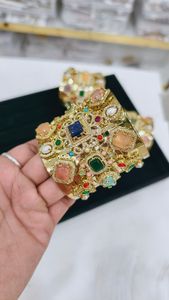 Pulsera de Lujo Hecha a Mano de Alta Gama, Estilo Mughal, con Polki Kundan y Piedras Multicolores, en Acabado Dorado, a Precio de Mayoreo - Product Image 4