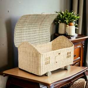 Panier de rangement en rotin tressé créatif et portable avec roulettes et couvercle en forme de petite maison avec fenêtres et porte - Product Image 3
