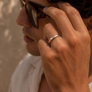Bague de mariage géométrique bicolore plaquée or pour homme Jeulia - Product Image 6