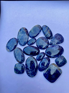 Cabochon de sodalite bleu naturel de haute qualité pierres précieuses minérales en vrac polies lisses pour la fabrication de bijoux et de cadeaux pour les femmes - Product Image 2
