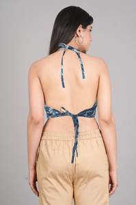 Blusa floral azul de algodón kantha con estampado a mano, talla única, suave y cómoda, sin mangas, espalda descubierta, con cuello redondo. - Product Image 2