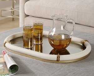 Bandeja de servicio de cuero Bandas chapadas en latón y diseño único moderno interior espejado para bandeja decorativa de mesa para servir - Product Image 3