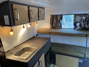 Remolque de Viaje Scamp de 13 pies de 1977 |   Completamente renovado |   Neumáticos y Eje Nuevos |   Capacidad para 4 personas - Product Image 2