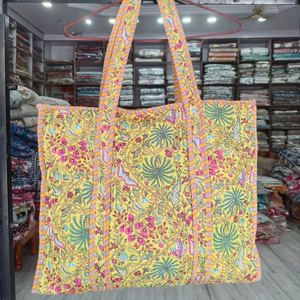 กระเป๋าผ้าฝ้ายลายพิมพ์แบบควิลท์ ลายดอกไม้และต้นปาล์ม ขายส่งจำนวนมาก สำหรับส่งออก ผลิตแบบ B2B รับผลิตแบบ OEM แบรนด์ส่วนตัว สินค้าพร้อมส่ง มีสต็อก - Product Image 1