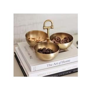 Tres cuencos de forma ovalada con junta en mango de diseño de flores chapado en oro de aluminio para servir chocolates y dátiles - Product Image 1