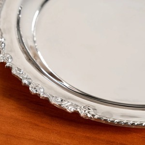ถาดเสิร์ฟโลหะชุบสีเงินทรงกลมพร้อมขอบดอกไม้สำหรับงานปาร์ตี้ในบ้านโรงแรม - Product Image 4