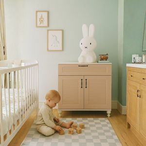 Commode Arion Kids Fairytale en MDF avec un design de rangement au couvercle soigné et élégant, pieds en bois, style élégant - Product Image 1