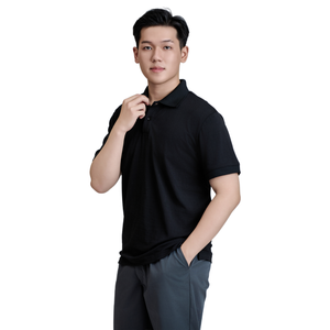 เสื้อเชิ้ตแขนสั้นผู้ชาย FMF ทรงปกติ น้ำหนัก 200 กรัม ผ้า TC ผสม 60% ผ้าฝ้าย 40% ผ้าโพลีเอสเตอร์ |   เสื้อยืดติดกระดุมลำลองสีดำโลโก้ด้านหน้า | - Product Image 1