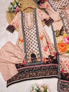 Il s'agit d'une tenue gracieuse et élégante probablement un ensemble de trois pièces composé d'un Kurta Salwar et Dupatta - Product Image 5