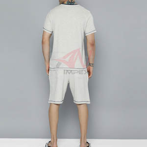 Ensemble T-shirt et short de qualité supérieure, confortable et flexible, idéal pour l'entraînement et les vêtements de sport - Product Image 3