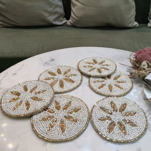 ที่รองแก้วใส่เครื่องดื่มประดับลูกปัดงานฝีมือทำด้วยมือแบบคลาสสิกพร้อมแผ่นรองโพลีเอสเตอร์ (4x4นิ้ว) สำหรับโบสถ์และของขวัญทางศาสนา - Product Image 1