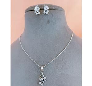 Impresionante y Elegante Juego de Collar con Colgante y Aretes con Piedras de Circonita Cúbica en Plata Pulida para Mujer, Ideal para Fiestas - Product Image 1