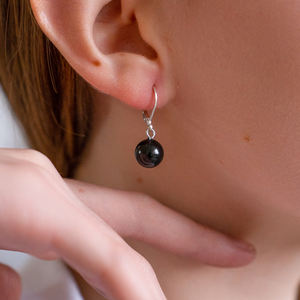 Pendientes de shungita con una perla redonda pulida de 0,35 pulgadas (9 mm) - Product Image 1