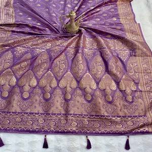 Sari de Seda Satén Premium VASTRA COTTAGE con Motivos de Jaal Tejidos en Zari Dorado, Borde Floral en Zari, Pallu en Zari Rico y Borlas Elegantes - Product Image 2