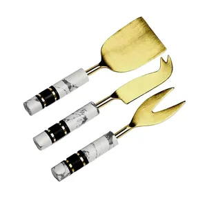 Juego de rebanador de queso y cuchillo para mantequilla en acero inoxidable con elegante cabeza dorada y mango blanco Perfecto para bodas y vajilla - Product Image 1