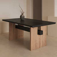 Table à manger rectangulaire noire avec plateau teinté foncé, pieds à extrémités apparentes et rail transversal apparent pour salles à manger modernes et chaleureuses