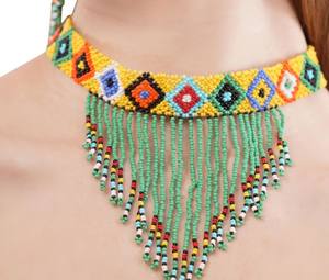 Ensemble collier et boucles d'oreilles à franges de perles vertes faites à la main - Product Image 1