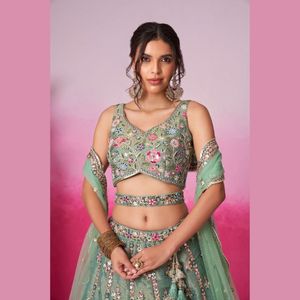 Exclusivo Lehenga Choli Color Vino Tinto con Cordones de Seda Malbury y Trabajo de Cordones de Red con Dupatta de Encaje por Royal Export - Product Image 3