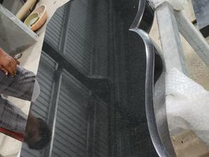 อนุสาวรีย์หินแกรนิตสีดำสนิท ขนาดสั่งทำได้ หินแกะสลักขัดเงาสมัยใหม่ สำหรับหลุมศพ หินแกรนิตอินเดีย - Product Image 2