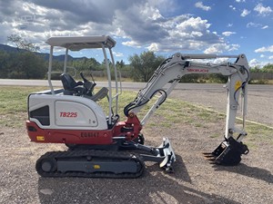 Miniexcavadora Takeuchi TB225 2023 con Motor Yanmar, Bomba de Cilindro Hidráulico KYB, Alta Potencia de Excavación, Motor con 3 Años de Garantía - Product Image 3