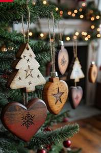 Ornement suspendu de Noël en bois fabriqué à la main pour les festivités d'hiver faites par des artisans qualifiés avec finition détaillée - Product Image 5