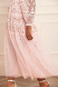 Robe longue col en V ornée de fleurs avec manches longues pour soirée occasionnelle en tenue de club avec logo à l'avant - Product Image 3