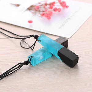 Collier élégant en résine et bois avec pendentif personnalisable Cadeau artistique Bijoux pour tenue de soirée ou de fête décontractée - Product Image 1