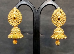 Acheter des boucles d'oreilles de conception traditionnelle sertie de boucles d'oreilles Jhumka plaqué or 22CT bijoux pour femmes porter par les exportateurs - Product Image 3