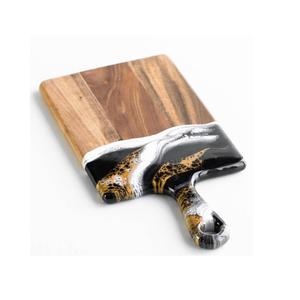 Tabla de cortar de resina exótica con base de madera con diseño de galaxia, ideal para la cocina, servir charcutería y regalar - Product Image 1