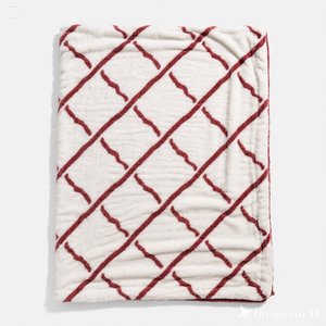 ผ้าห่มขนแกะนุ่มสบายสีแดงขาวลายเส้นลายนูนดีไซน์สองขนาด - Product Image 1