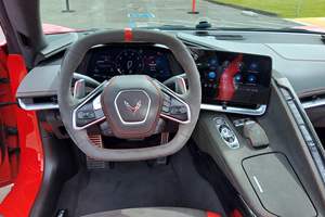 Corvette Stingray Convertible 2021 ~7,700 Millas, Motor V8 de 6.2 Litros, Paquete de Rendimiento Z51, Interior Bicolor - Product Image 4