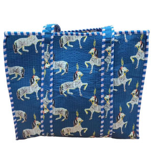 Bolso grande de algodón hecho a mano, acolchado floral azul con logotipo personalizado y diseño de rayas para uso en exteriores - Product Image 1