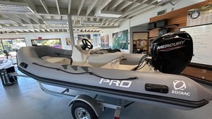 OFERTA EN CLEAN Zodiacs Boat Yachtline 490 Deluxe NEO 90HP En Stock, X10CC , Medline 9, Open 6,5, Pro 420, NZO 760 con remolque - Product Image 2