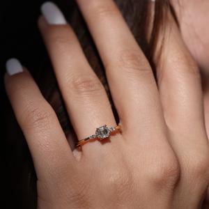 Anillo de compromiso de moissanita de corte esmeralda de 8x6mm con Marquesa y piedras laterales redondas | Joyería nupcial elegante - Product Image 3