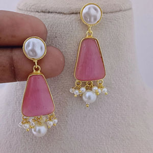 Elegance Blush Pearl Juego de pendientes con Perla sintética y esmalte Heavy Brass Metal Casting Producto a granel Diseño personalizado - Product Image 1