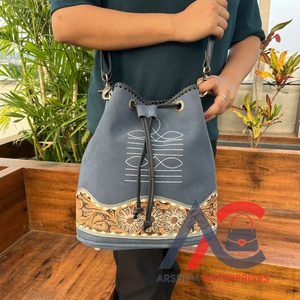 Western Boot Stitch Hand Tooled Suede Leather Bolso de cubo para mujer Vintage de cuero genuino Bolsos cruzados con una sola correa para el hombro - Product Image 1